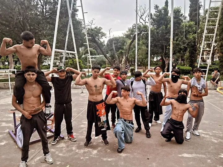 Grupo de calistenia La Tropa Academy en parque de Nicolás Romero, Estado de México, cerca de Atizapán